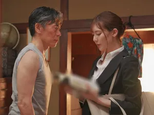 Cô gái ngực khủng nhất được đưa đến tận cửa và bị trêu chọc đến mức bị kích thích. Cô ấy đã bị làm tình hai lần liên tiếp. Một từ là lẳng lơ...