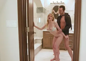 Cô vợ đi vắng thì chị cô vợ đến chơi rồi gạ cậu em rể tắm chung