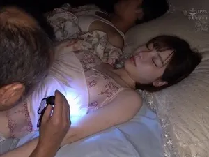 2 đứa cháu hư và người dì trẻ tuổi