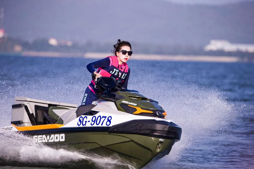 Cô gái 80 pound [Yueyueao] tắm rửa rồi quan hệ với bạn mình, sờ vào cái lồn rậm lông của bạn, nắm lấy con cặc to liếm láp, chủ động cưỡi máy đóng cọc lên xuống...