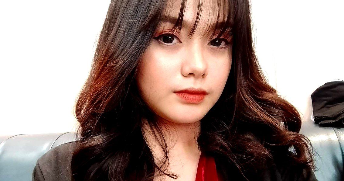 Một cô gái dễ thương cưỡi lên người tôi và xoa dương vật của tôi, nâng cái mông to béo của cô ấy lên và sờ mó vào âm hộ của tôi